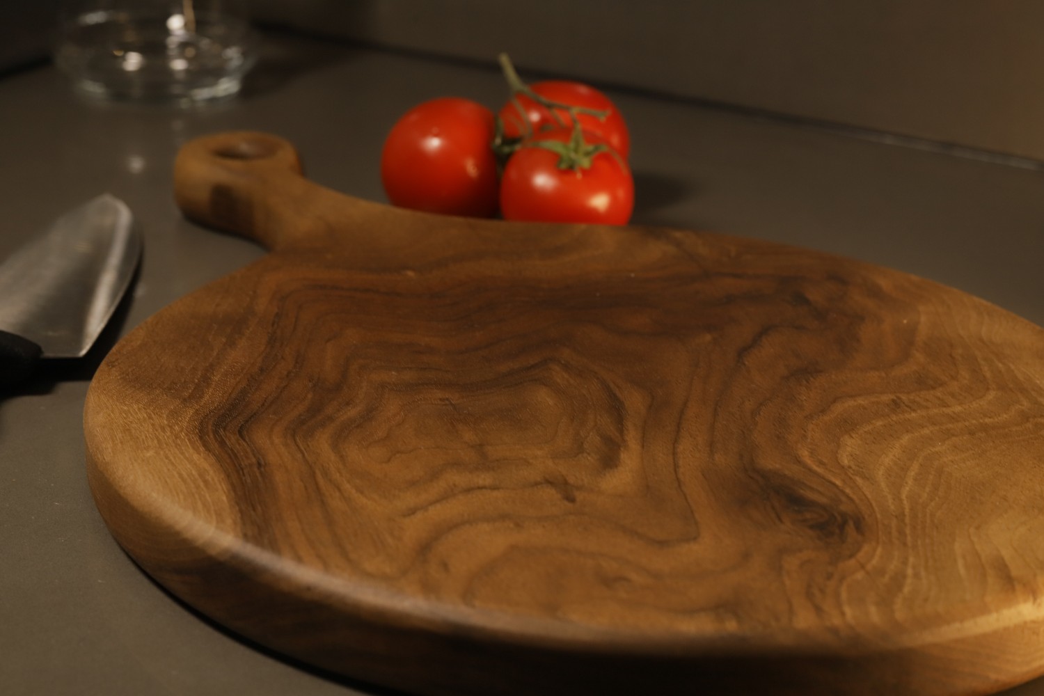 Thick Hardwood Walnut Circle Cutting Board Charcuterie Board with Handle Meat Chopping Block Bread Pizza Board Cheese Graze Serving Platter